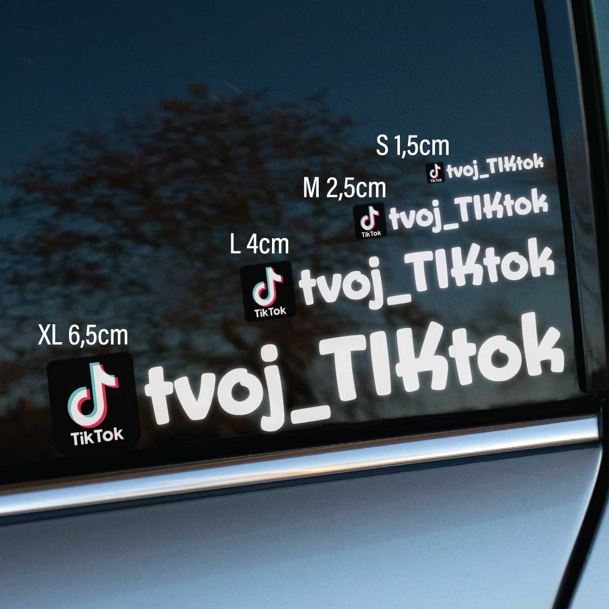 Plotrovaná nálepka na auto s menom účtu Threads, dostupná vo viacerých veľkostiach od S po XL, praktický doplnok na propagáciu profilu.